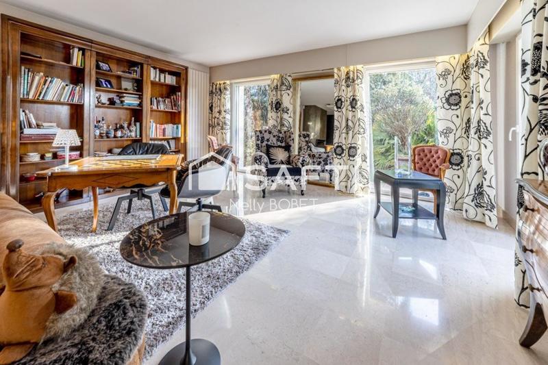 Maison - 241 m² - 8 pièces