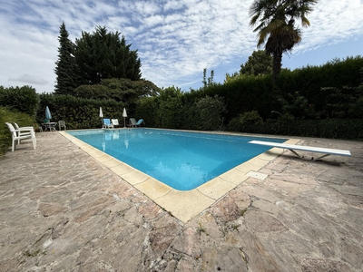 Maison - 276 m² - 9 pièces