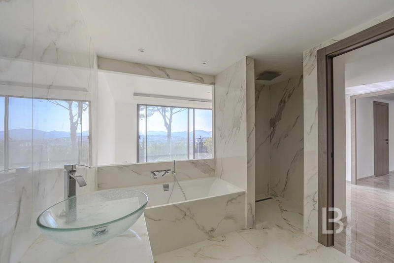 Maison - 360 m² - 10 pièces