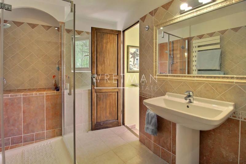 Maison - 236 m² - 7 pièces