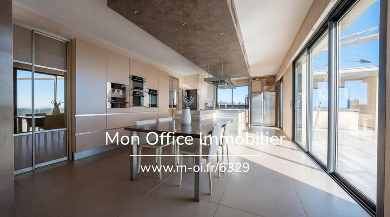 Propriété - 980 m² - 10 pièces