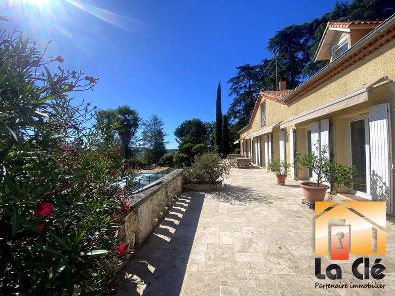 Maison - 270 m² - 9 pièces