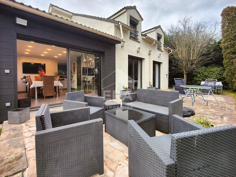 Maison - 161 m² - 8 pièces