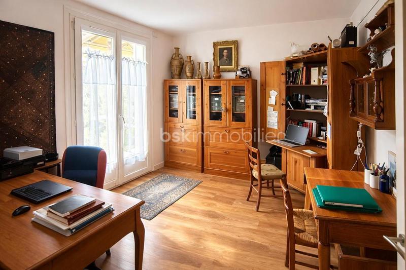 Maison - 1 172 m² - 8 pièces