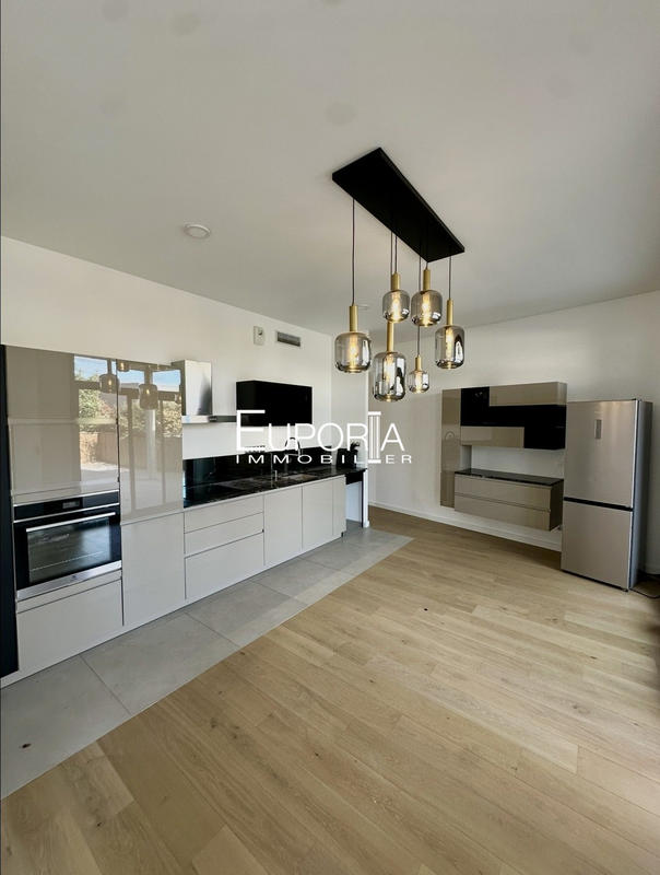 Appartement - 121 m² - 5 pièces