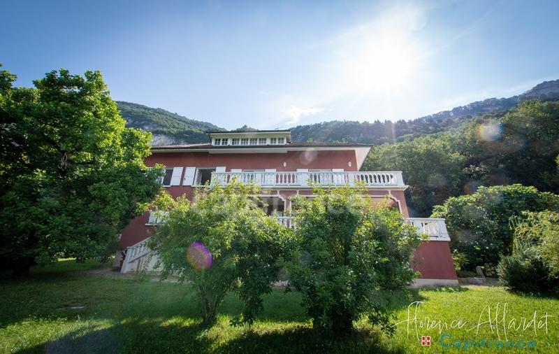 Propriété - 396 m² - 14 pièces