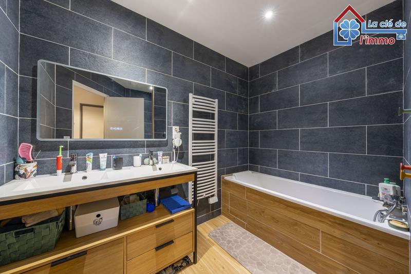 Maison traditionnelle - 109 m² - 6 pièces