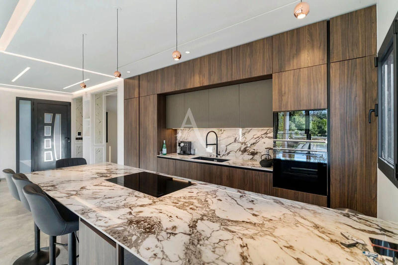 Maison - 220 m² - 5 pièces