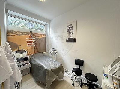 Magasins - 70 m² - 8 pièces