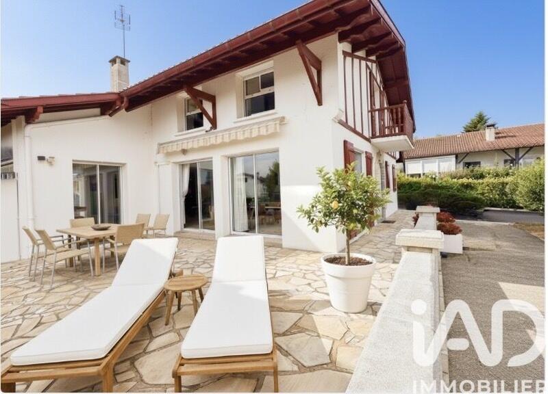 Maison - 202 m² - 7 pièces