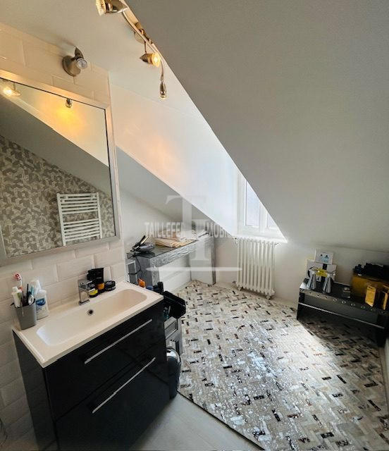 Maison - 208 m² - 7 pièces