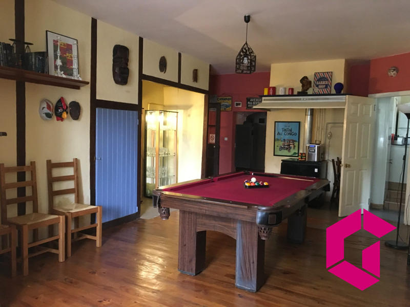 Maison - 300 m² - 16 pièces