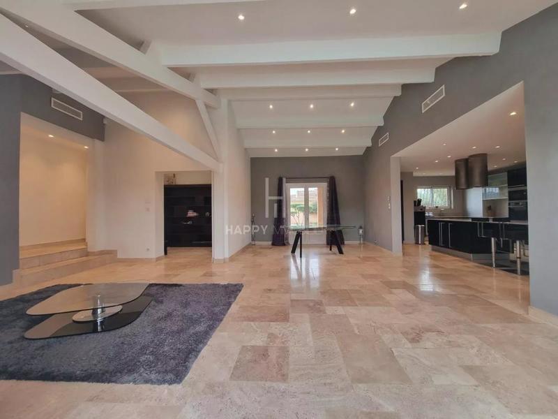 Maison - 216 m² - 7 pièces