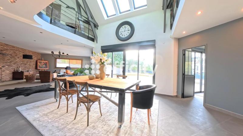 Maison - 335 m² - 9 pièces