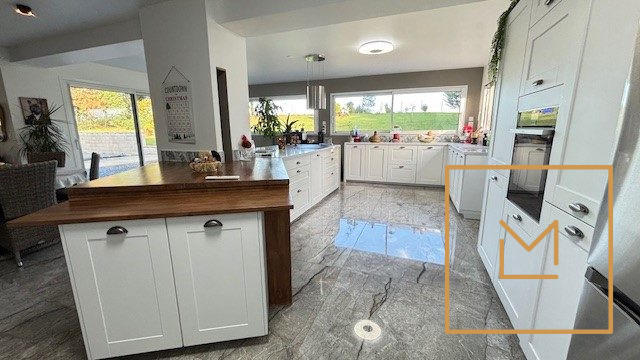 Maison - 210 m² - 8 pièces