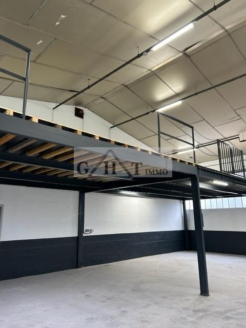 Entrepôt - 738 m²