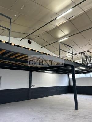 Entrepôt - 738 m²