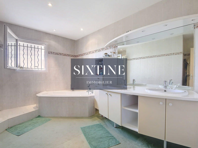 Maison - 271 m² - 10 pièces