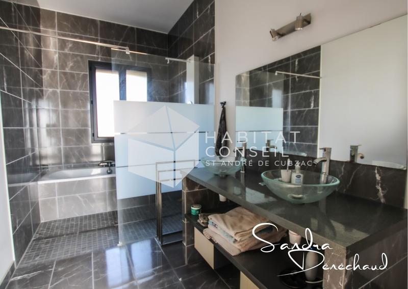 Maison - 240 m² - 7 pièces