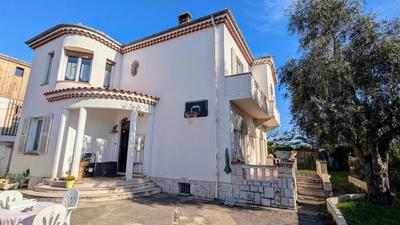 Maison - 251 m² - 9 pièces