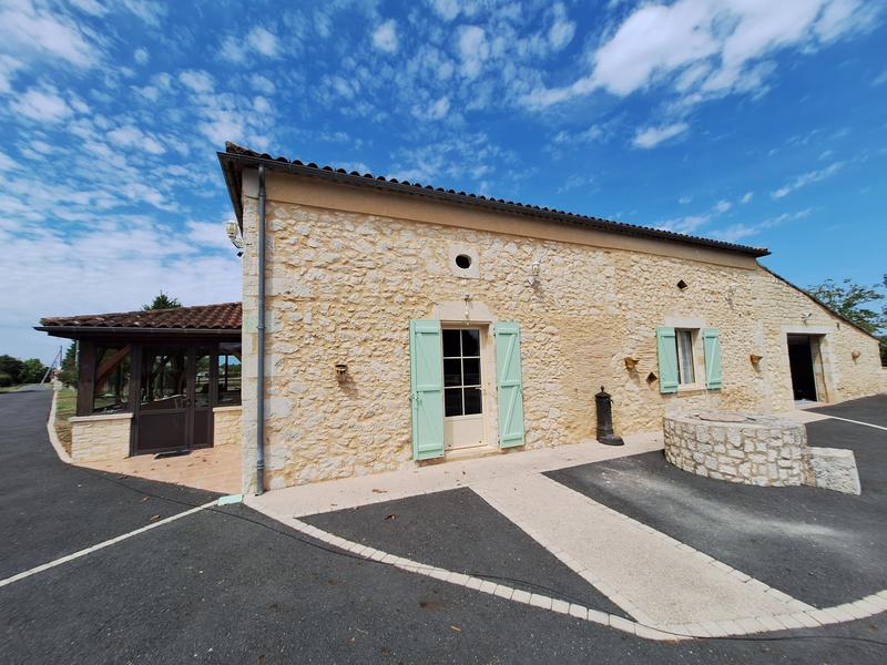Maison traditionnelle - 241 m² - 7 pièces