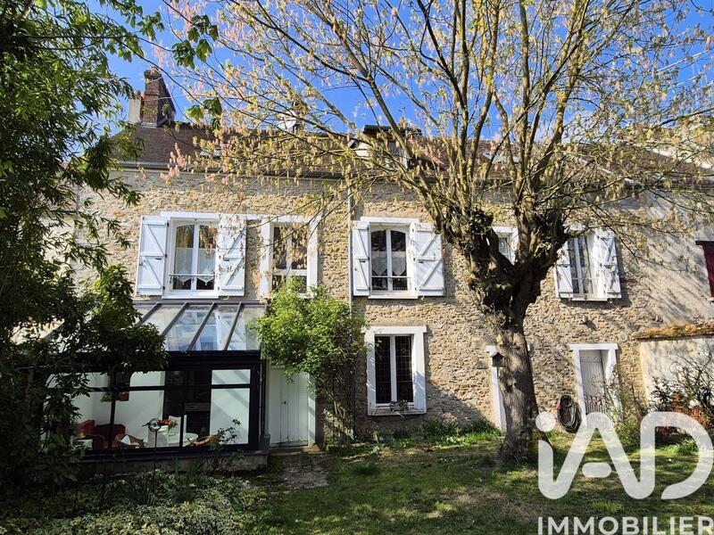Maison - 256 m² - 8 pièces