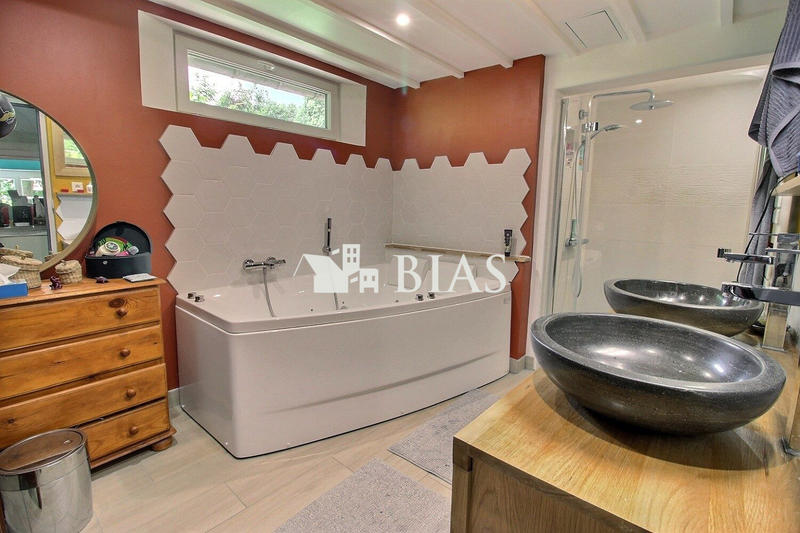 Maison - 220 m² - 6 pièces