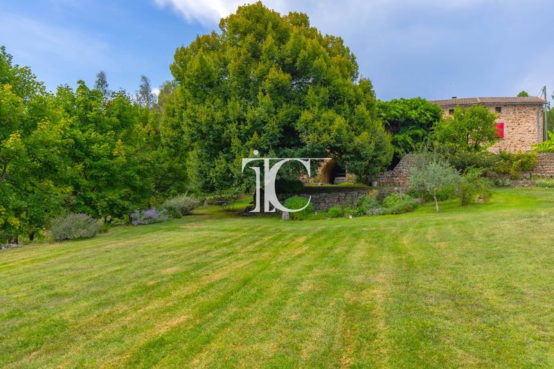 Maison - 245 m² - 9 pièces