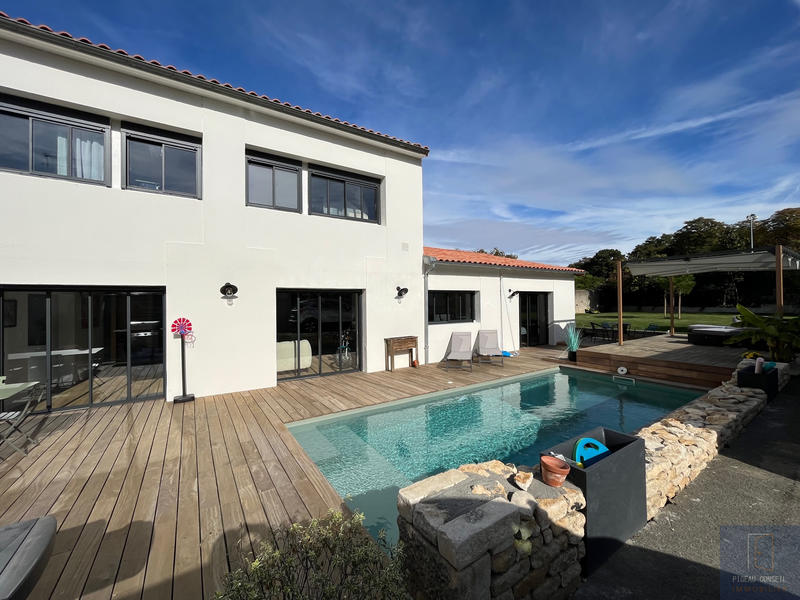 Maison - 260 m² - 9 pièces