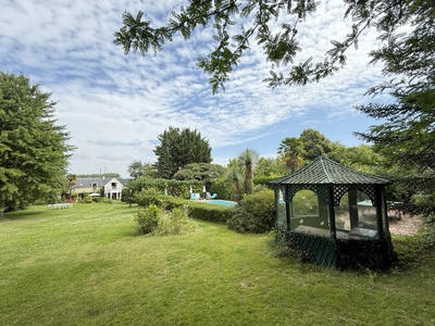 Maison - 276 m² - 9 pièces