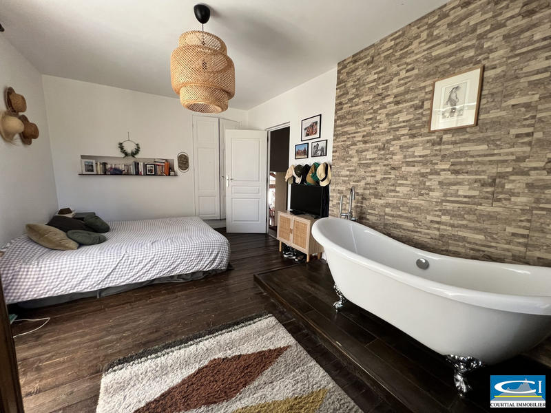 Maison - 202 m² - 7 pièces