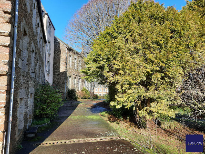 Maison - 2 260 m² - 65 pièces