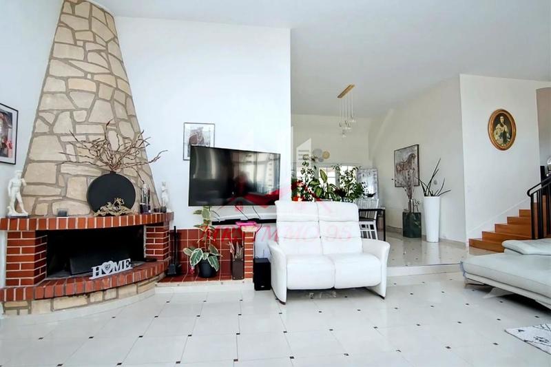 Propriété - 389 m² - 8 pièces