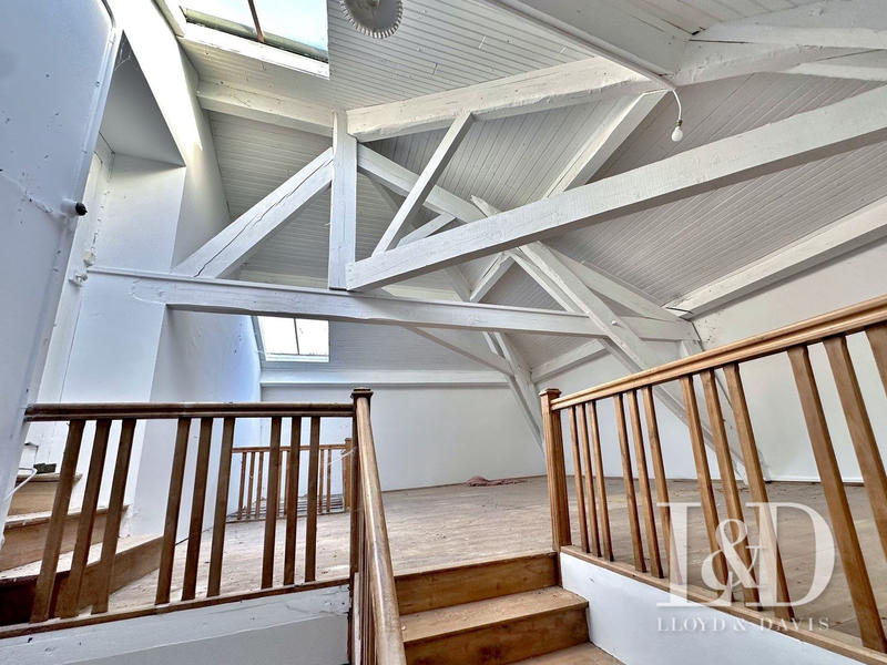 Maison - 660 m² - 25 pièces