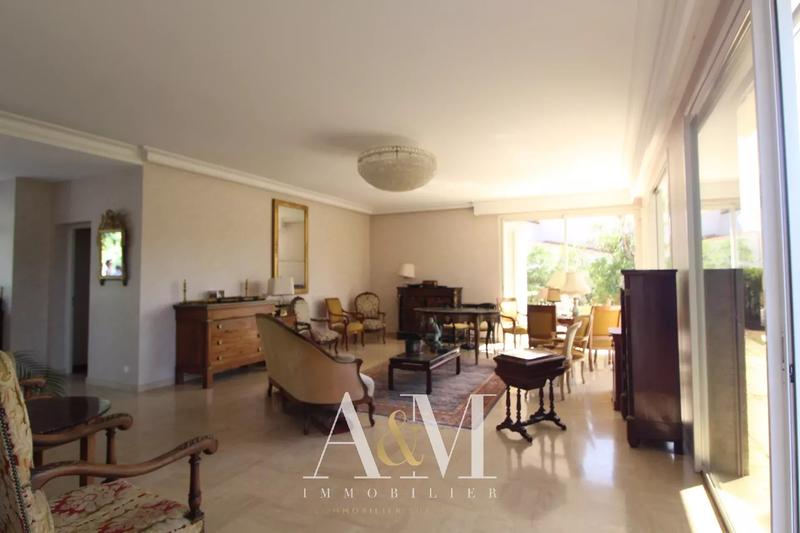 Villa - 216 m² - 6 pièces