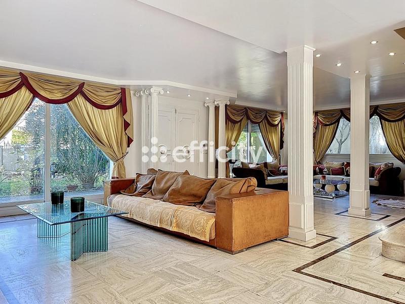 Maison - 240 m² - 7 pièces