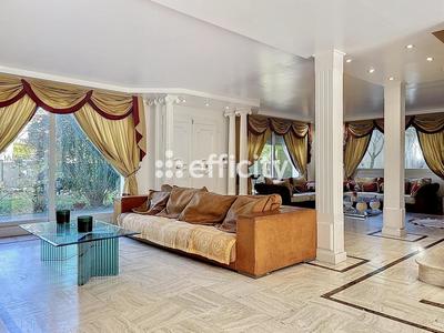 Maison - 240 m² - 7 pièces