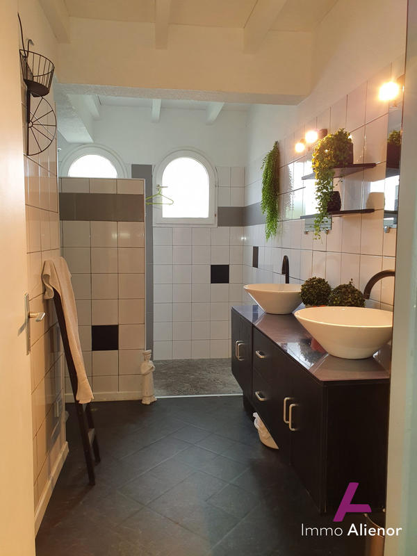 Maison traditionnelle - 180 m² - 5 pièces