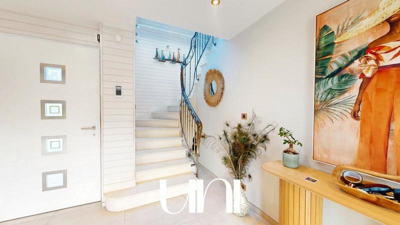 Maison - 220 m² - 6 pièces