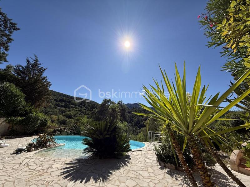 Maison - 240 m² - 6 pièces