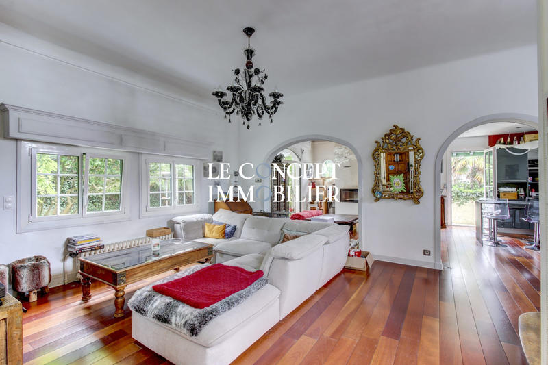 Maison - 303 m² - 10 pièces