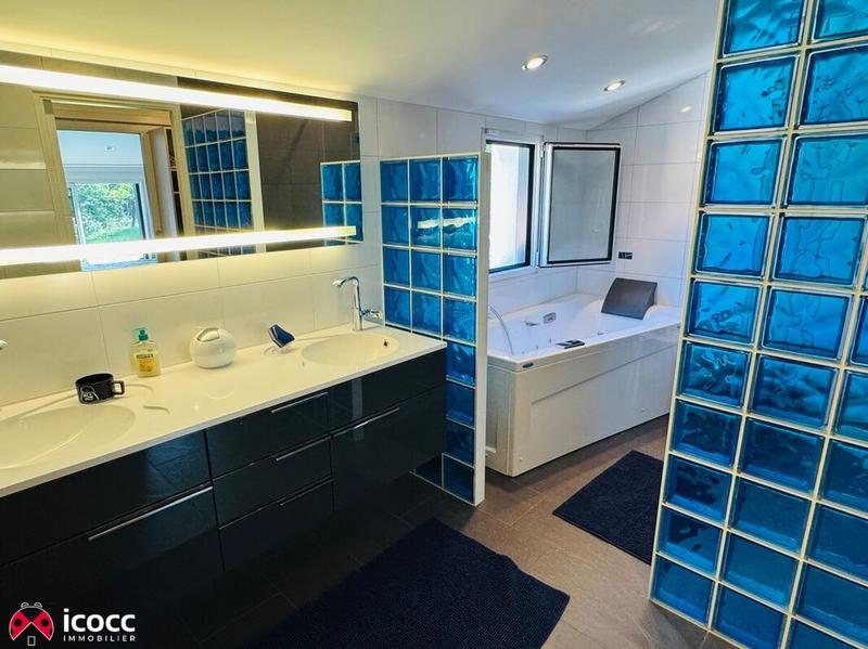 Maison - 303 m² - 11 pièces