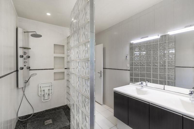 Maison - 226 m² - 8 pièces