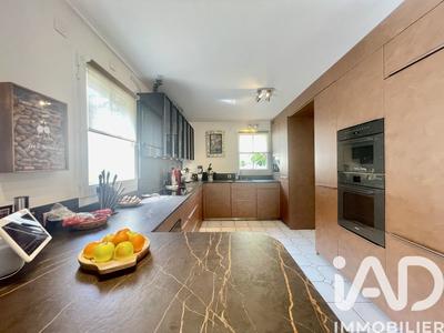 Maison - 213 m² - 8 pièces
