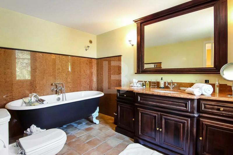 Villa - 368 m² - 10 pièces