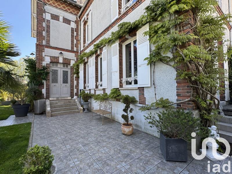 Maison - 208 m² - 10 pièces