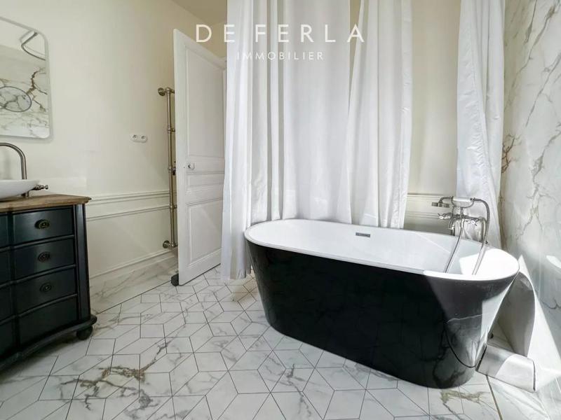 Maison - 276 m² - 8 pièces