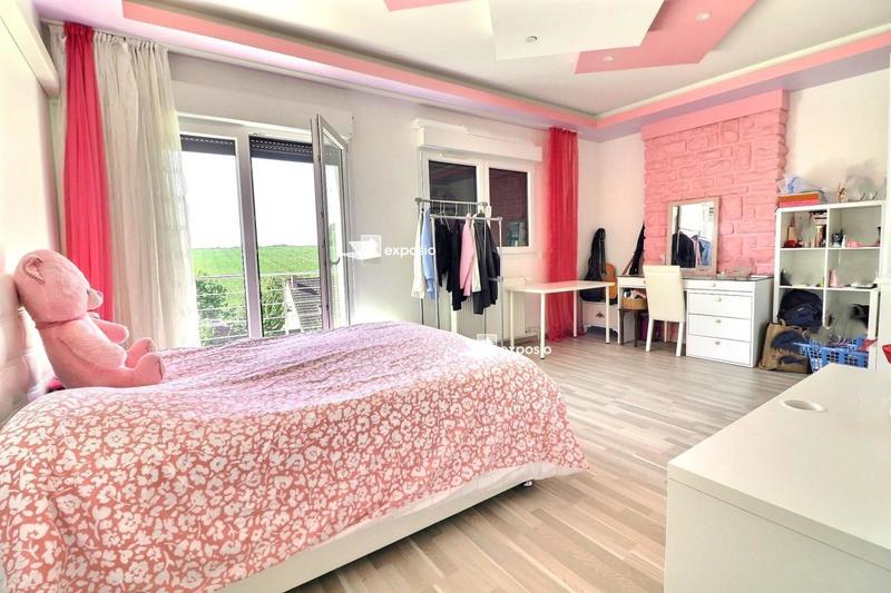 Maison - 240 m² - 7 pièces