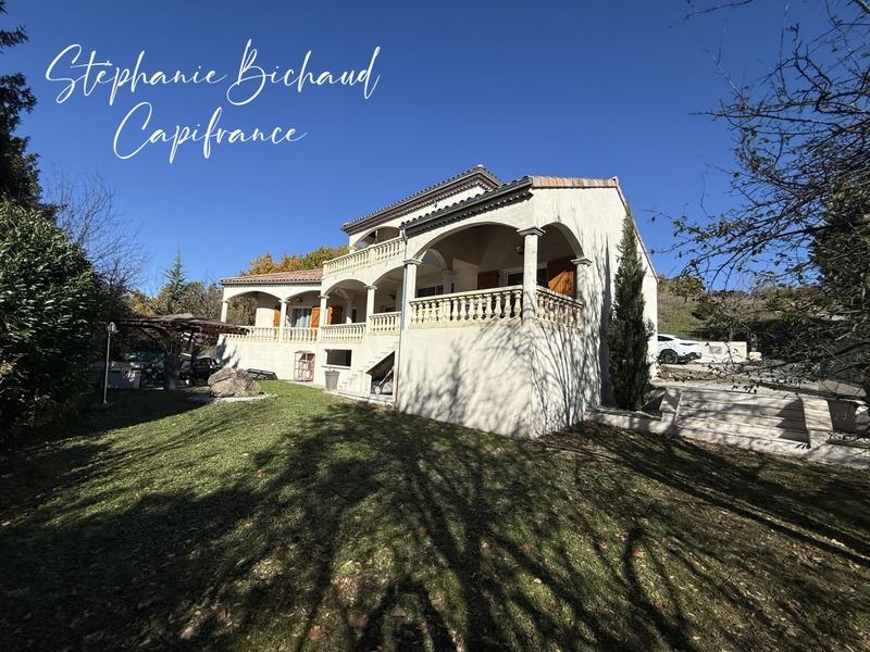 Villa - 205 m² - 6 pièces