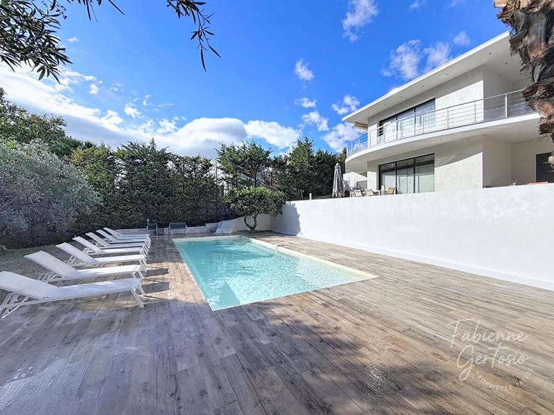 Maison - 240 m² - 7 pièces